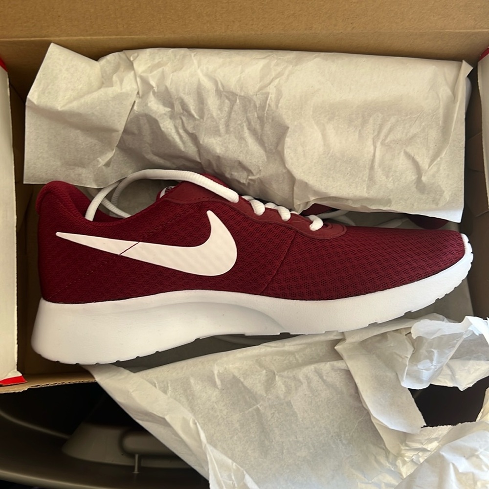 Ladies Nike Tanjun shoe in a burgundy red.